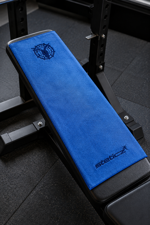 Lumigym STETICZ gym towel with lightweight, absorbent fabric, featuring a stylish design displayed in the image.